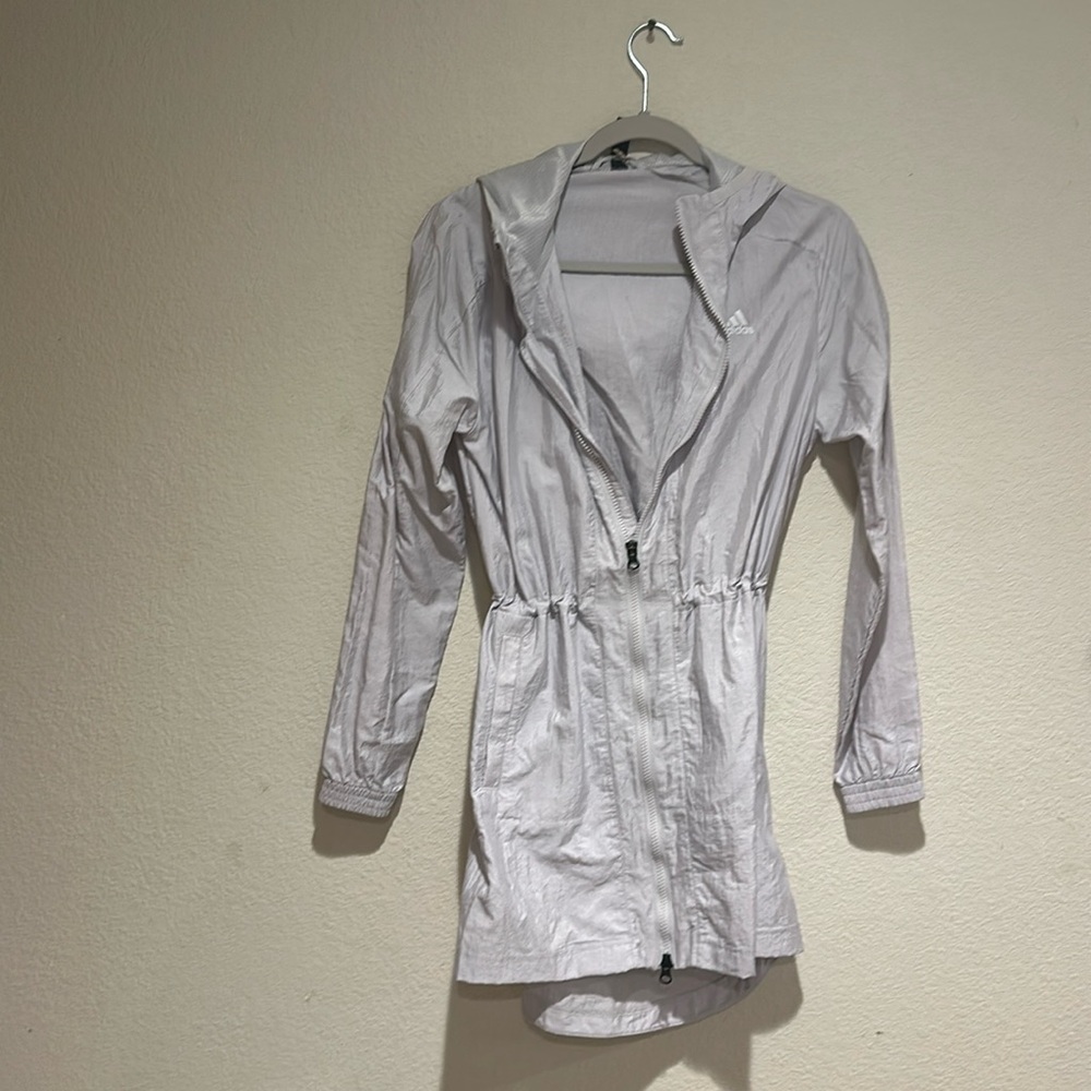 Adidas ladies wind breaker. Size US small
Longer Back: 36 inches
NWT